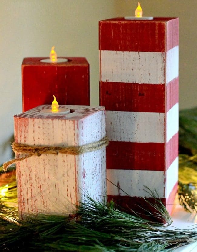 Dřevěný vánoční svícen z krychlí v červeno-bílém provedení s elektrickými svíčkami