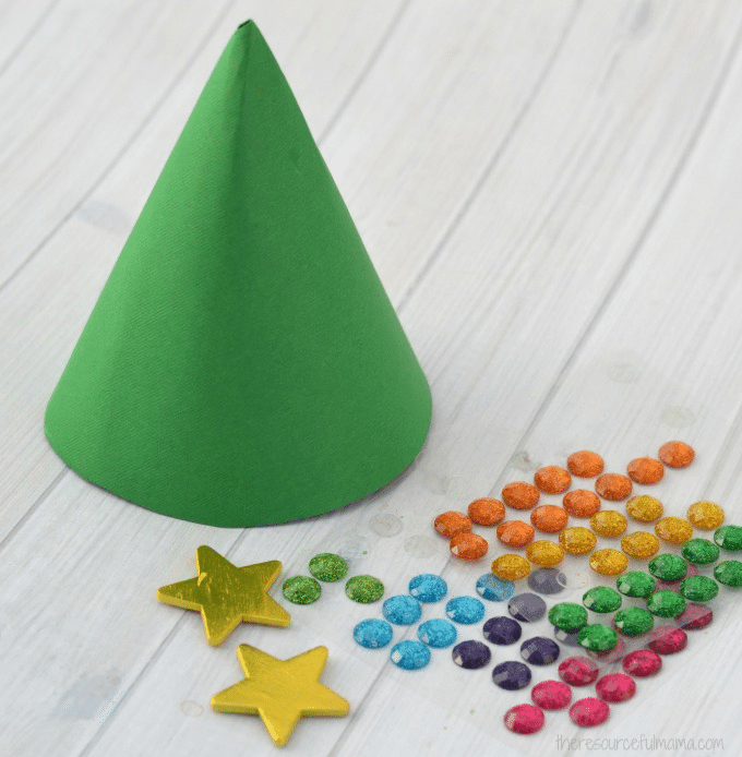 Postup na výrobu vánočního stromečku z barevného papíru.