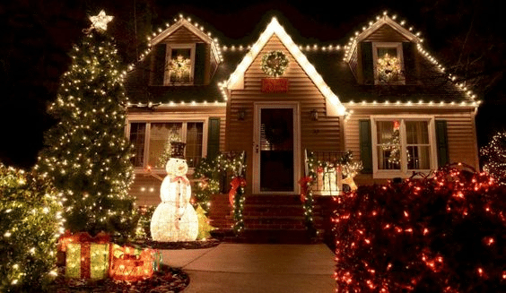 Americký dům nazdobený vánočními světýlky.