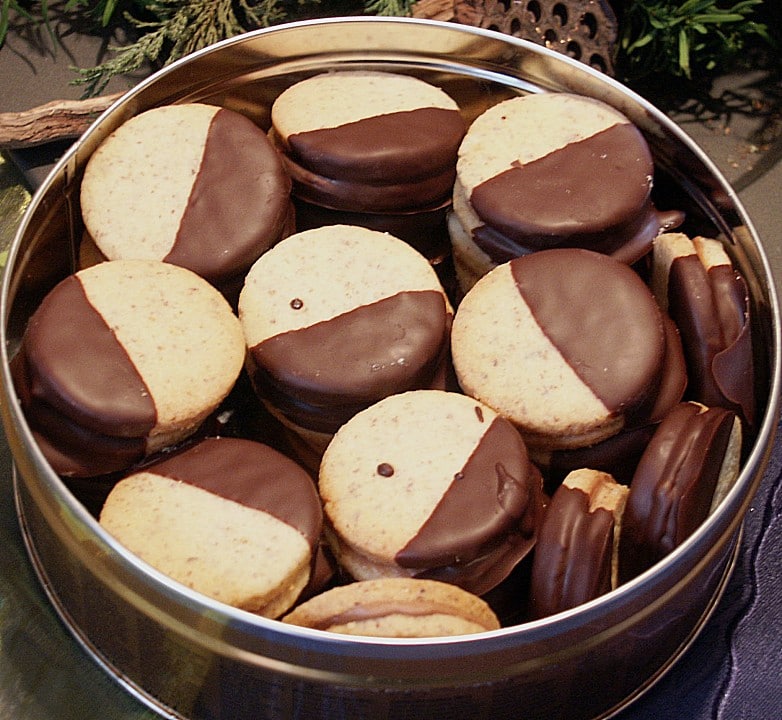 Pudinkové vánoční cukroví, ve tvaru koleček, máčené v čokoládě.