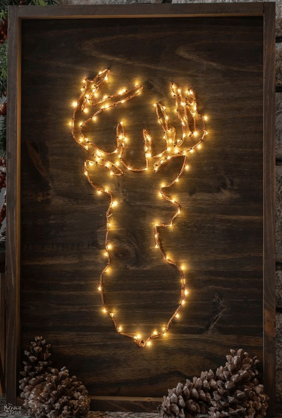Návod jak si vyrobit svítící vánoční dekorace se sobem z LED řetězu.