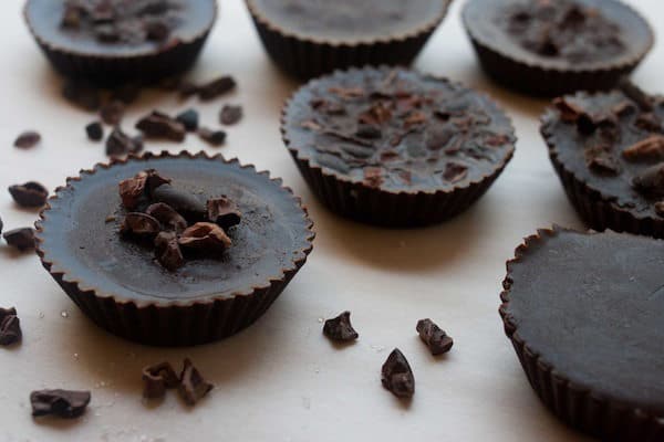 Nepečené vegan cukroví z čokolády ve tvaru košíčků, zdobené čokoládovými kousky. 