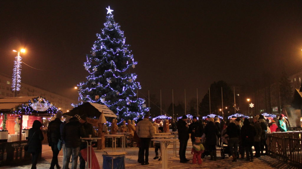 Osvětlený vánoční strom na náměstí v Havířově.