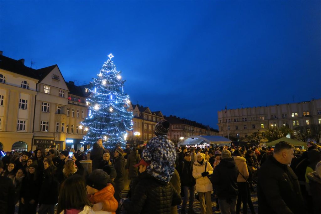 Rozsvícený vánočním strom na Masarykově náměstí