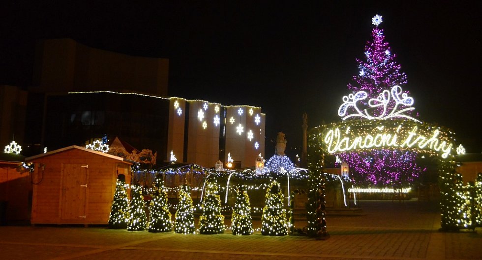 Rozsvícený vánoční strom na 1. náměstí v Mostě.