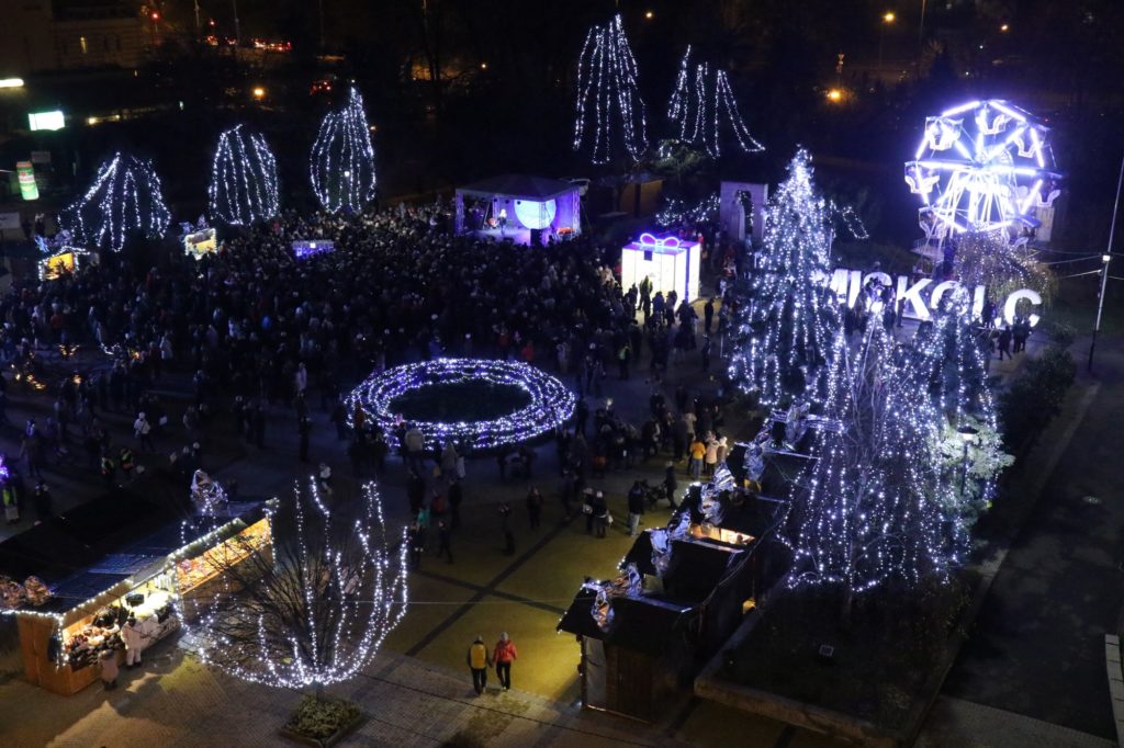 Osvětlené náměstí na adventních trzích v Miskolci.