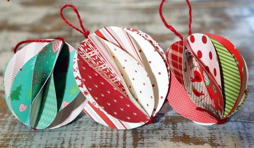Tři barevné vánoční dekorace z papíru. 