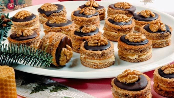 Vánoční dortíky s vlašskými ořechy.