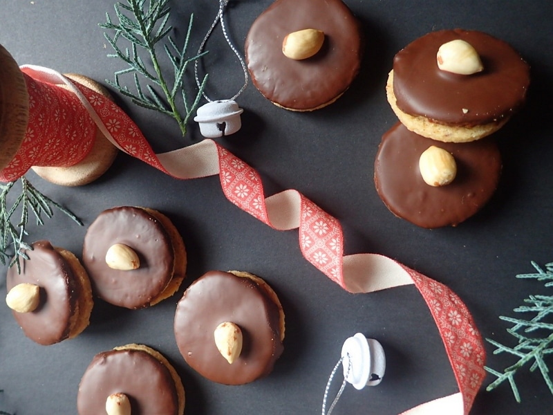 Brabantské dortíčky s čokoládou a mandlemi.
