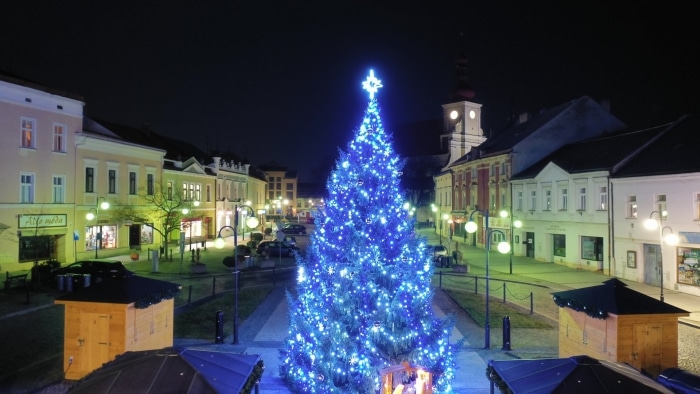 Vánoční strom na náměstí v Holešově.