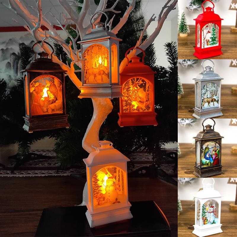 Vánoční LED lampičky zavěšené na stromku jako dekorace na hrob