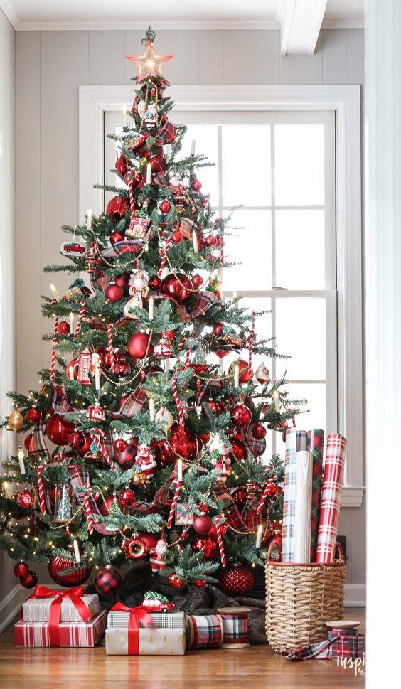 Vánoční stromeček ozdobený červenými baňkami