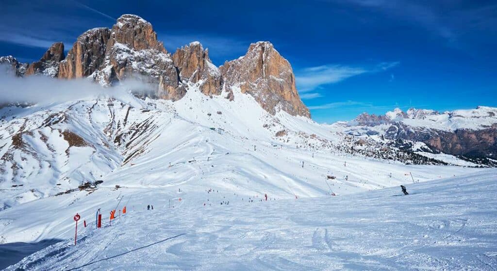 Zasněžené lyžařské trasy v Dolomitech