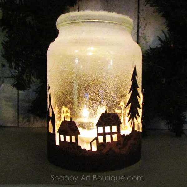 Vánoční lucerna vyrobená ze sklenice a papírové siluety jako vánoční dekorace na hrob