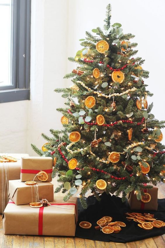Vánoční stromeček ozdobený pomerančem a skořicí 