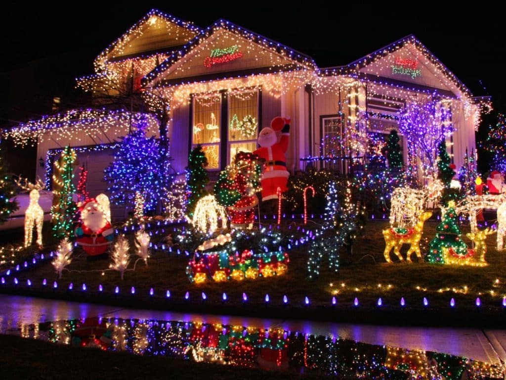 Dům v Austrálii během vánočních svátků, vyzdobený mnoha světýlky a dekoracemi.