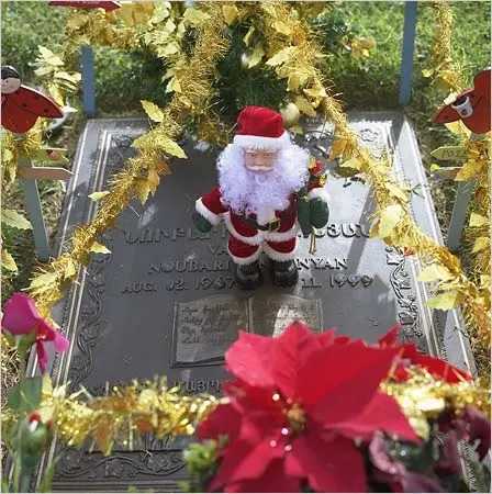 Postavička Santa Clause jako vánoční dekorace na hrobě
