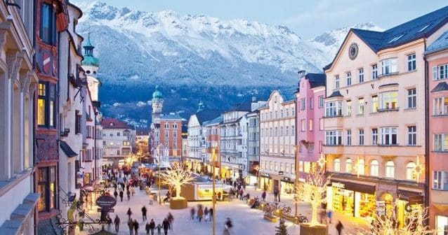 Vánoční námětí a hory v Rakousku