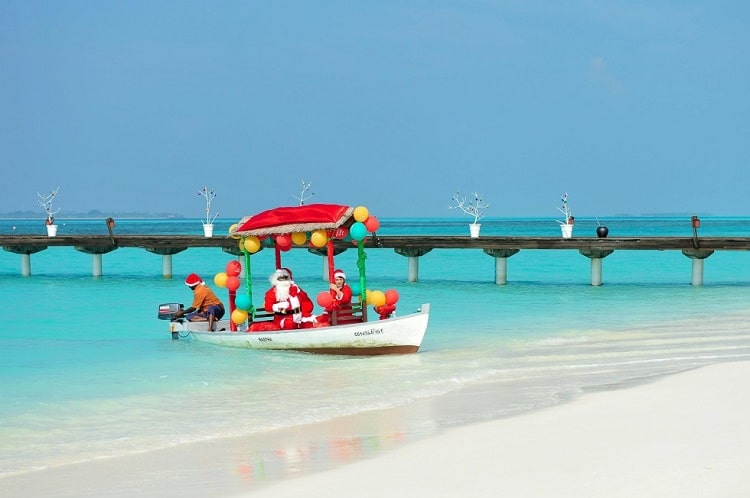 Santa Claus připlouvá na pláž Malediv