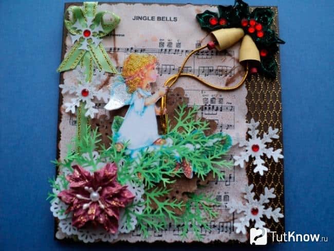 DIY vánoční pohlednice s andělem vyrobené jako koláž z různých materiálů