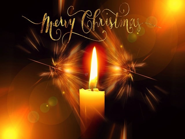 Vánoční pohlednice s hořící svíčkou a nápisem Merry Christmas