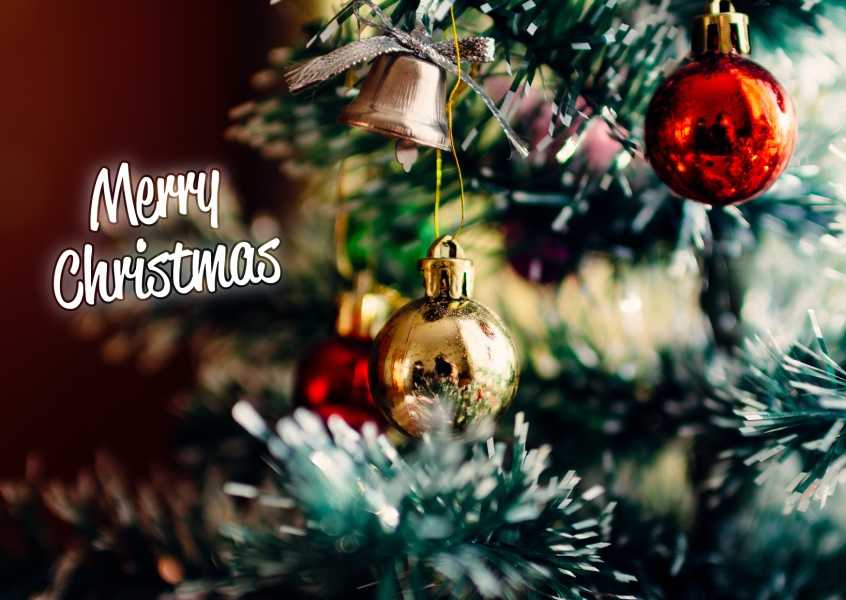 Vánoční pohlednice s přáním a ozdobičkami na stromečku