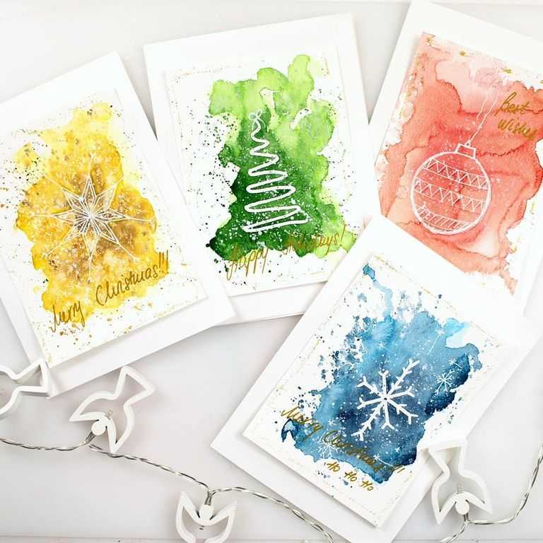 DIY vánoční pohlednice vyrobené pomocí vodových barev v různých barvách a pomocí voskovek