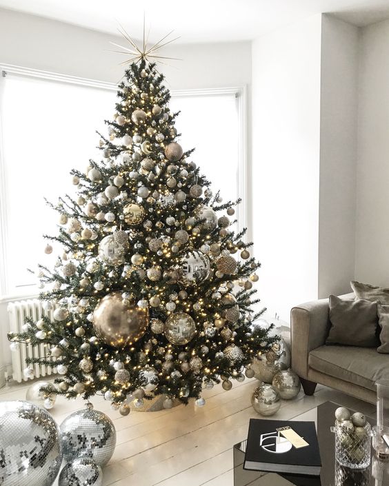 Elegantní vánoční stromeček se zlatými a stříbrnými ozdobami