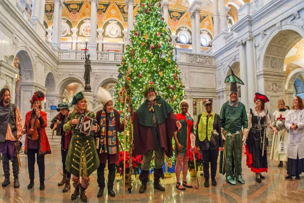 Herci v kostýmech a maskách hrající tradiční vánoční hru o svatém Jiří