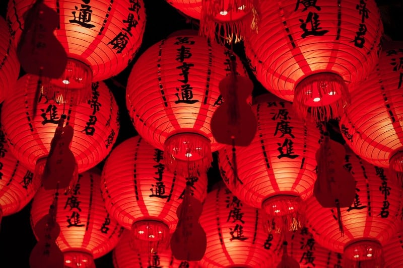červené lampióny s čínskými znaky