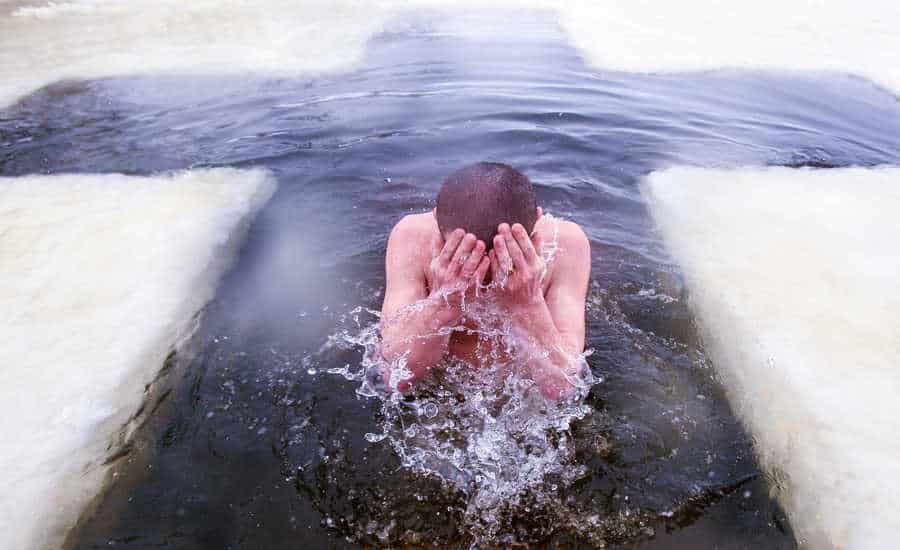 Můž v ledové vodě provádějící rituální očistu