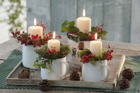 Vánoční svícen vyrobený z plechových hrnků a přírodních dekorací