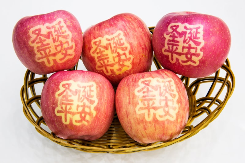 čínská vánoční jablíčka s přáním v košíku