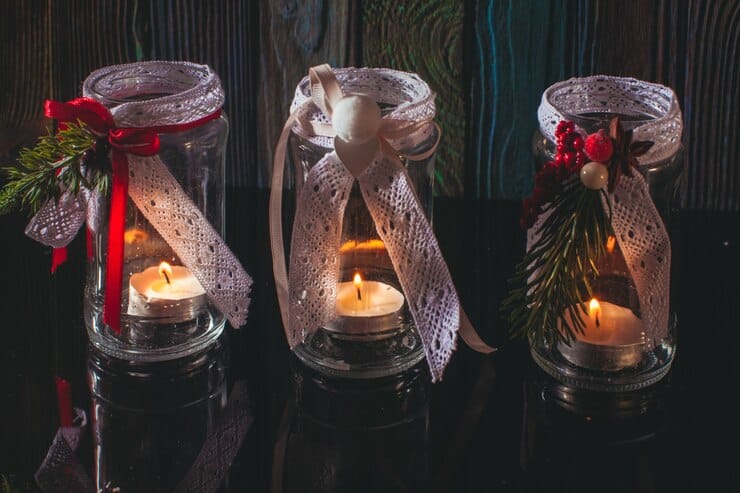 Vánoční svícny na hřbitov vyrobené ze sklenic a krajkové stuhy