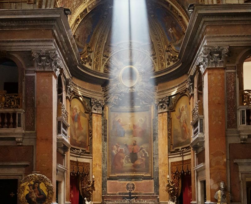 Oltář v kostele ozářený slunečním světlem