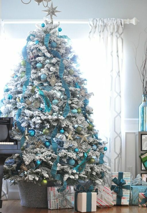 Vánoční strom ozdobený modrou a stříbrnou barvou