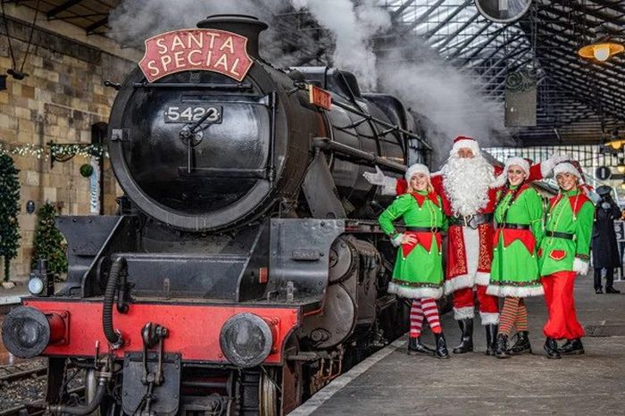 Specální vánoční parní vlak se Santa Clausem a elfy.