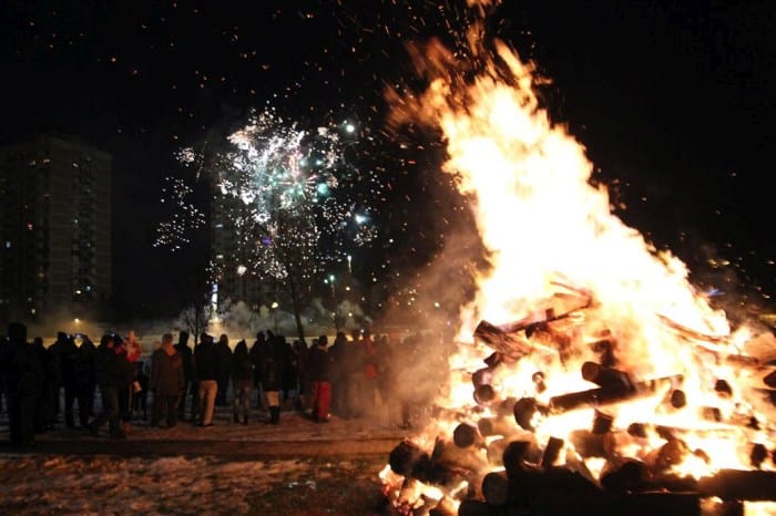 Vánoční ohně hořící v makedonském městě.