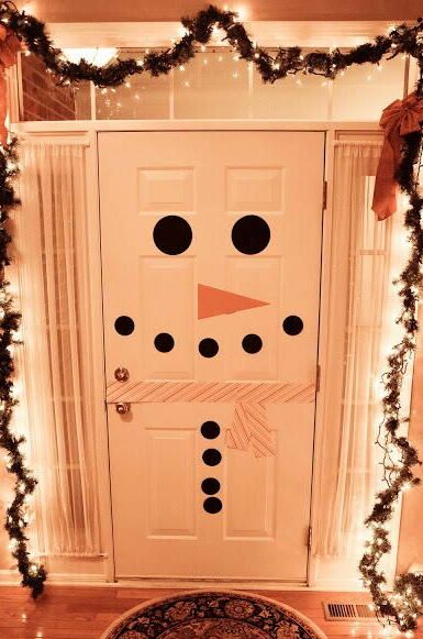 dveře ozdobené vánočním sněhulákem
