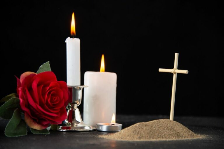 Svíčky u hrobu s růží