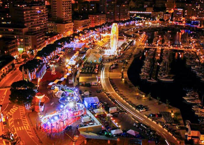 pohled na vánoční trhy v Monaku