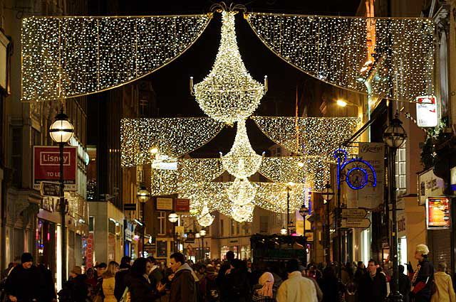 Vánočně ozdobené irské ulice