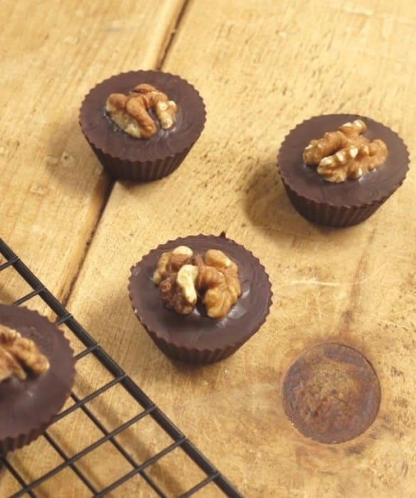 Čokoládové košíčky ozdobené vlašským ořechem.