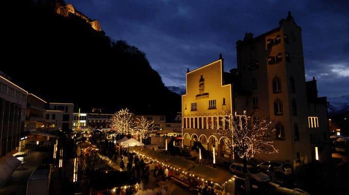 Vaduz, hlavni město Lichtenštejnska a jeho atmosféra vánočních trhů.