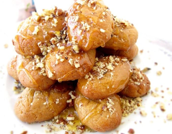 Tradiční řecké vánoční cukroví s ořechy a medem.