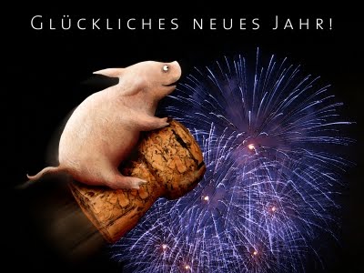 Prase na špuntu od šampaňského, v pozadí vybuchující ohňostroj, nahoře nápis v němčině přející šťastný nový rok