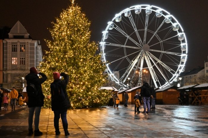 Vianočný stromček a vyhliadkové kolo na ostravskom námestí v roku 2021.