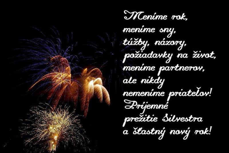 Vybuchující ohňostroj s novoročním přáním ve slovenštině napravo.