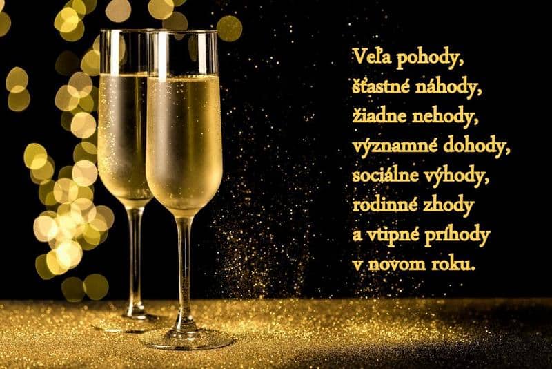 Dvě sklenice šampaňského se slovenským textem přání k novému roku.