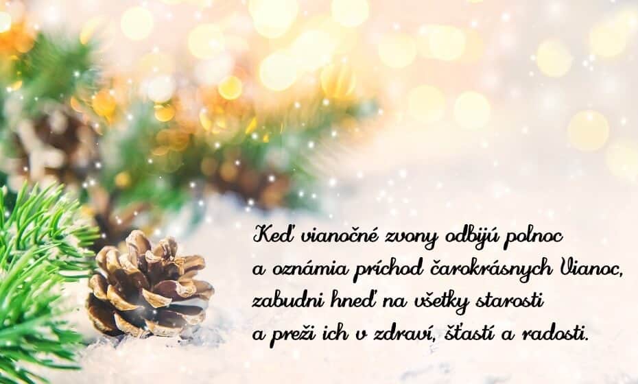 Vánoční veršovánka ve slovenštině na bílém podkladě, který přechází v rozmazaná světýlka v pozadí a šiškou na levé straně obrázku